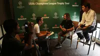 Legenda Barcelona, Carles Puyol, saat interview eksklusif dengan Bola.net di Jakarta, Senin (11/3). Pesepak bola dengan posisi bek itu datang ke Indonesia untuk UEFA Champions League Trophy Tour. (Bola.com/Vitalis Yogi Trisna)