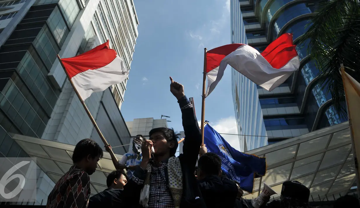Seorang Mahasiswa berorasi saat aksi unjuk rasa memperingati Hardiknas di Kemendikbud, Jakarta, Senin (2/5). Mereka mendesak pemerintah menyediakan pendidikan gratis dan berkualitas serta dapat diakses seluruh rakyat. (Liputan6.com/Gempur M Surya)