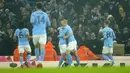 <p>Penyerang Manchester City, Erling Haaland (tengah) berselebrasi setelah mencetak gol pembuka timnya ke gawang Liverpool selama pertandingan babak 16 besar Piala Liga Inggris di stadion Etihad di Manchester, Inggris, Jumat (23/12/2022). Man City menang tipis atas Liverpool 3-2. (AP Photo/Jon Super)</p>