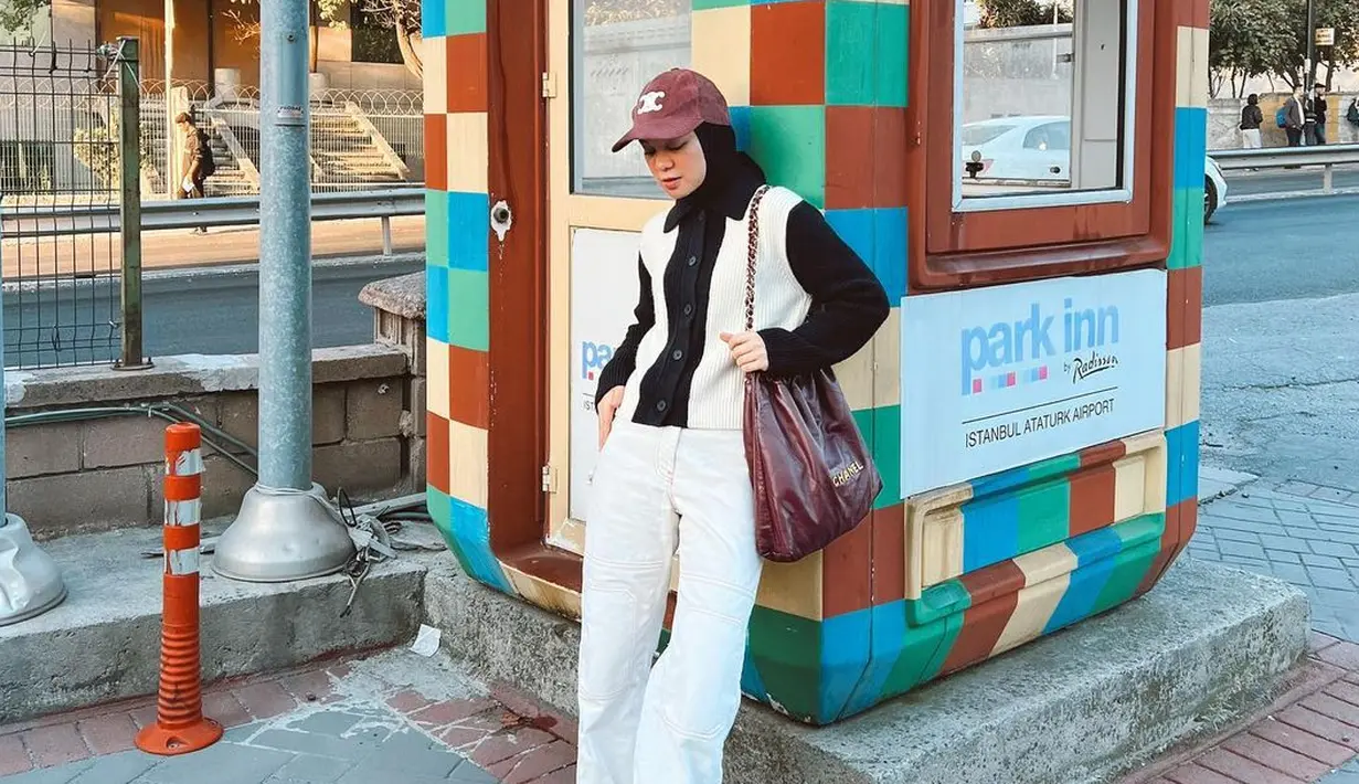 <p>Ini adalah cara lainnya untuk tampil simple namun tetap stylish. Memadukan tiga warna dalam satu outfit wajib dicoba. [Instagram/tantrinamirah]</p>