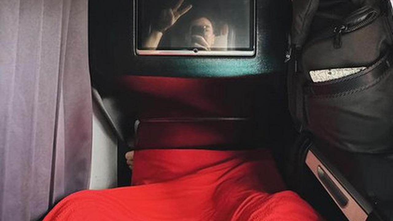 Potret Andrew White Naik Sleeper Bus 14 Jam dari Makassar ke Sorowako, Dijuluki Duta Bus & 'Muka Bantal' Ganteng Abis