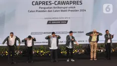 Ketiga Calon Presiden dan Calon Wakil Presiden pada Pemilu 2024 mengenakan jaket sesaat sebelum mengakhiri kegiatan Paku Integritas di Gedung Merah Putih Komisi Pemberantasan Korupsi (KPK), Jakarta, Rabu (17/1/2024). (Liputan6.com/Angga Yuniar)