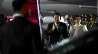Presiden Korea Selatan Yoon Suk Yeol dan istrinya Kim Keon-hee tiba di Bandara Internasional Ngurah Rai di Bali, Minggu, 13 November 2022. Presiden Yoon Suk Yeol yang ditemani istri cantiknya Kim Keon-hee berencana menghadiri pertemuan puncak KTT G20 di Nusa Dua di Bali. (Sonny Tumbelaka/Pool Photo via AP)