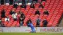 Striker Leicester City, Kelechi Iheanacho, melakukan selebrasi usai mencetak gol ke gawang Southampton pada laga Piala FA di Stadion Wembley, Senin (19/4/2021). Leicester City menang dengan skor 1-0. (John Sibley/Pool via AP)