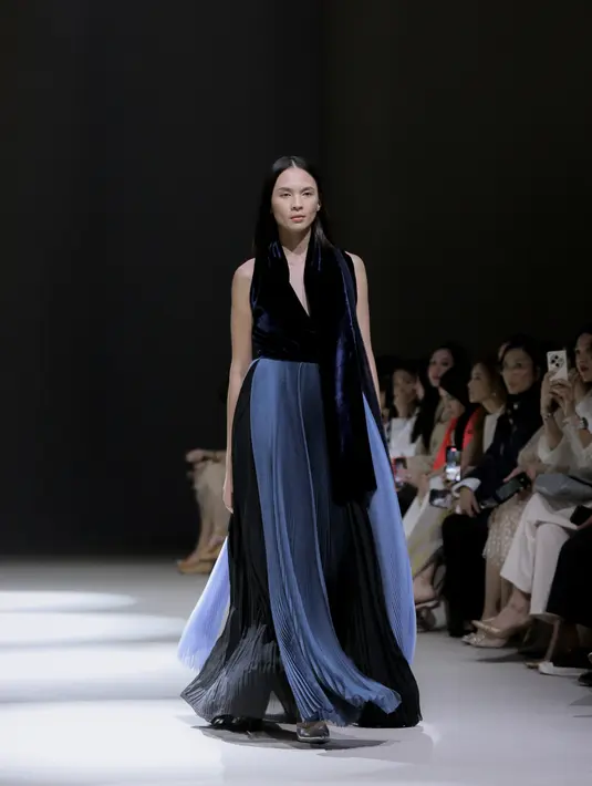 Sapto juga memberdayakan kembali motif-motif bordir klasik SAPTO DJOJOKARTIKO yang disalin ke dalam variasi rupa rimpang. [Foto: Document/FIMELA]