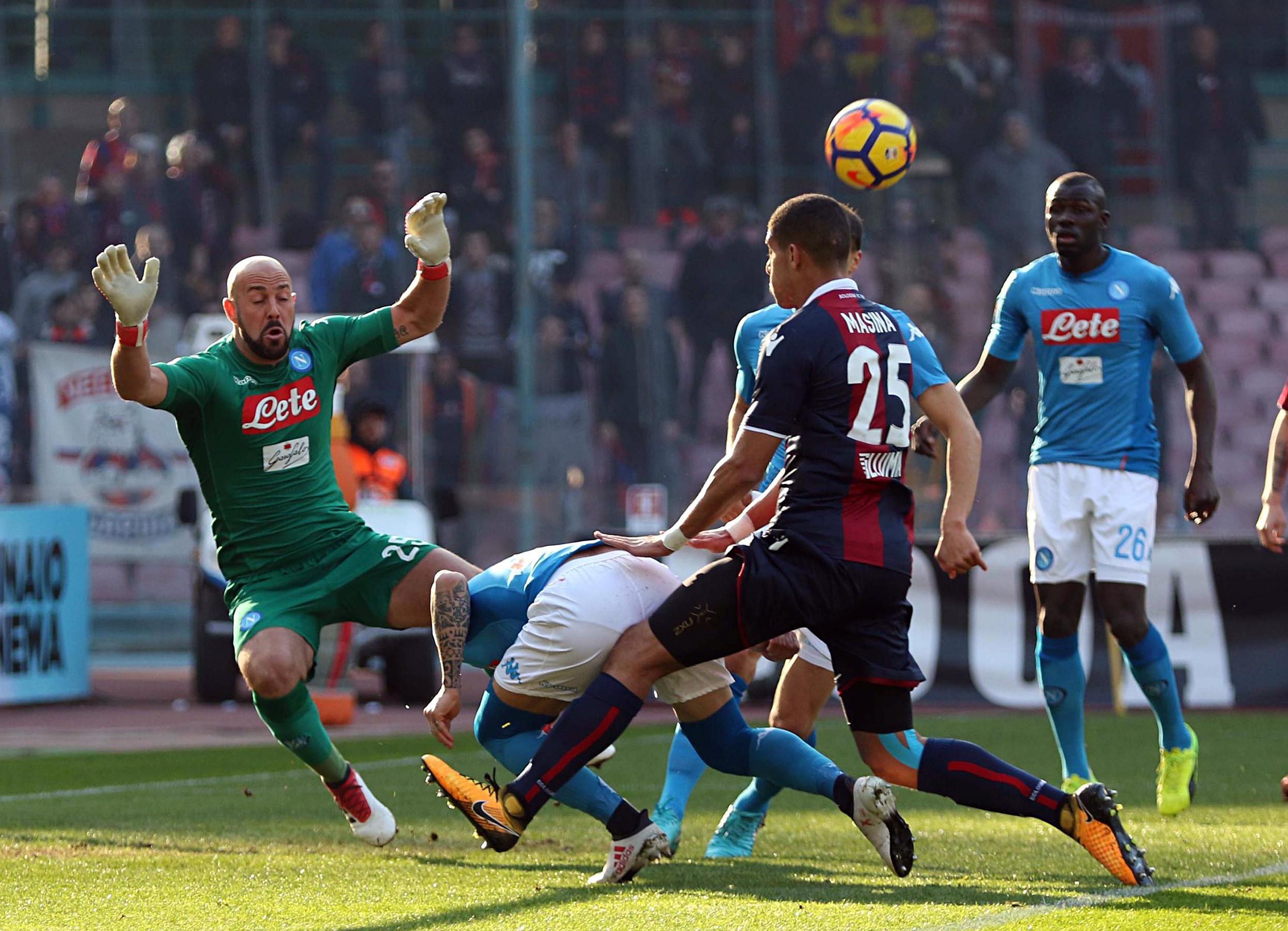 Kiper Napoli Pepe Reina mencoba menghalau upaya pemain Bologna Adam Masina menjebol gawangnya pada lanjutan Liga Italia di Stadio San Paolo, Minggu (28/1/2018). Napoli menang 3-1. (Cesare Abbate/ANSA via AP)