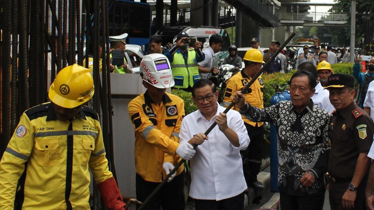 FOTO: Pemprov DKI Mulai Bongkar Tiang Monorel Mangkrak di Jalan HR Rasuna Said