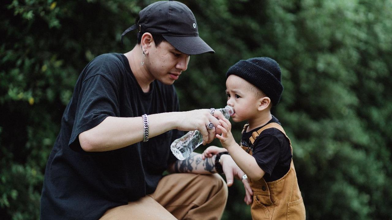 Libatkan Anak dalam Pemilihan Botol dan Gelas
