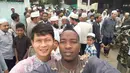 Dedi Gusmawan berfoto bersama rekan setimnya asal Ghana, Abubakar, setelah menjalankan sholat Ied di sebuah masjid di kota Taunggyi, Myanmar. (dok. pribadi)