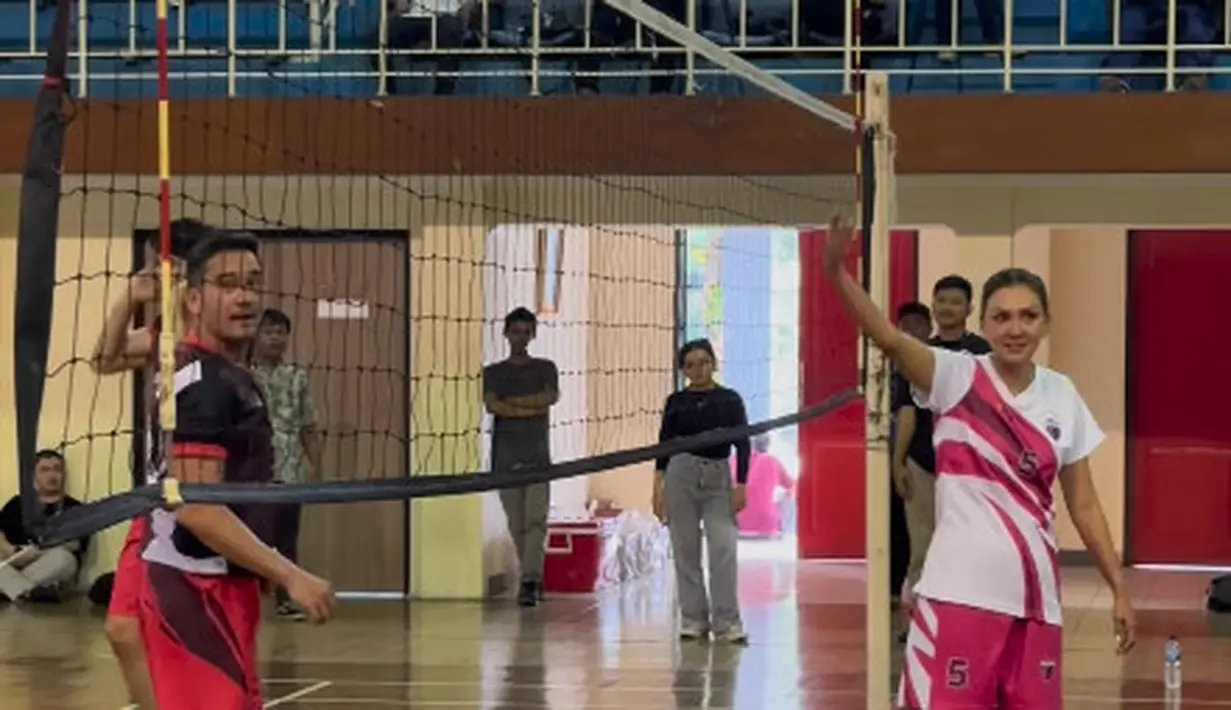 Donna Agnesia terlihat paling tomboy di antara Luna Maya dan Dinda Kanya Dewi dengan gaya yang khas [@dagnesia]