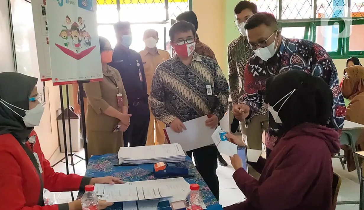 Sekretaris Perusahaan Bank DKI, Herry Djufraini (kanan) berbincang siswi pada program Literasi Keuangan dan Sentra Vaksinasi di SMA 111 Jakarta, Selasa (31/8/2021). Kegiatan sentra vaksinasi diikuti 200 siswa yang mendapatkan vaksin sinovac dosis 1 dan 2. (Liputan6.com/HO/BDKI)