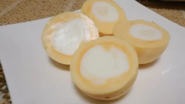 Foto telur rebus yang berbeda dengan biasanya