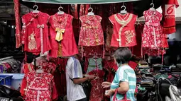Pembeli memilih pernak-pernik menyambut Imlek di Pasar Pancoran Glodok, Tamansari, Jakarta, Minggu, (21/1). Pernak-pernik buruan jelang Imlek seperti lampion, kartu Imlek, baju, dan hiasan rumah. (Liputan6.com/Faizal Fanani)