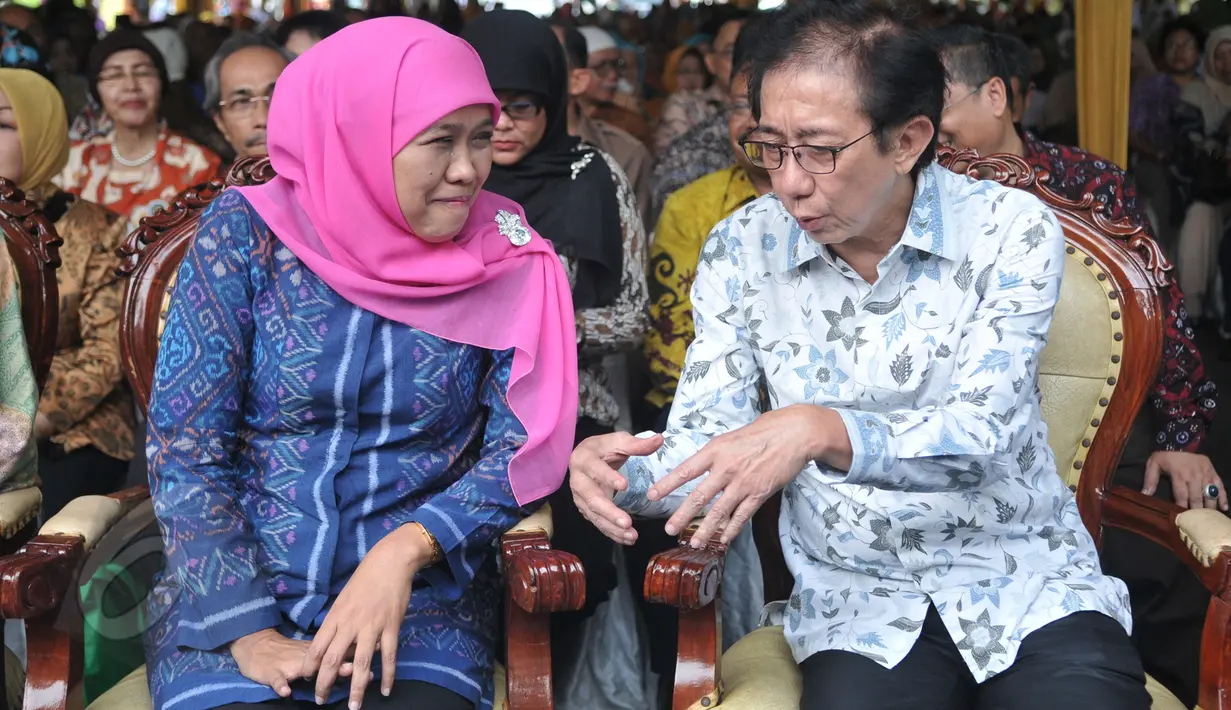 Mensos, Khofifah Indar Parawansa (kiri) bersama Direktur Utama PT Sido Muncul, Tbk, Irwan Hidayat (kanan) berbincang saat menghadiri pembukaan peringatan HLUN di TMPNU Kalibata, Jakarta, Kamis (4/6/2015). (Liputan6.com/Johan Tallo)