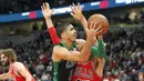 Pemain Boston Celtics, Jayson Tatum (kiei) berusaha melewati adangan pemain Chicago Bulls, Denzel Valentine pada lanjutan NBA basketball game di United Center, Chicago, (11/12/2017). Bulls menang 108-85. (AP/Charles Rex Arbogast)