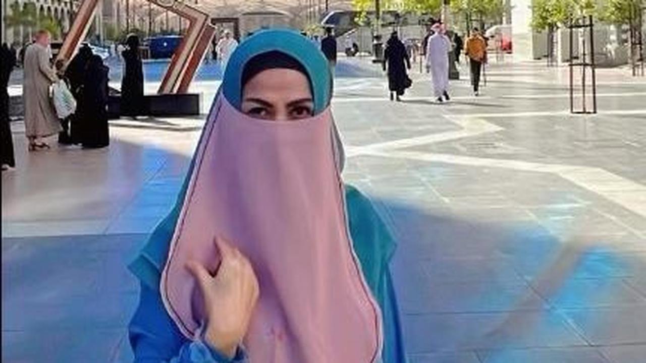 Intip Potret Venna Melinda Umrah bareng Anaknya, Anggun Kenakan Busana Syar'i