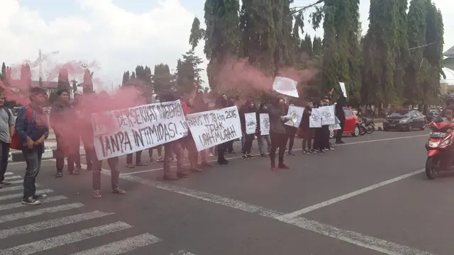 Kisah Kuswati, Sang Penenun Bulu Mata dengan Jari Kaki