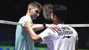 Tunggal putra Prancis, Christo Popov (kiri) memberi ucapan selamat kepada lawannya, tungal putra Indonesia, Anthony Sinisuka Ginting setelah dikalahkan pada laga semifinal kejuaraan bulu tangkis All England 2024 di Utilita Arena, Birmingham, Inggris, Sabtu (16/3/2024) sore WIB. Christo Popov kalah rubber game 21-19, 5-21 dan 11-21. (AP Photo/Rui Vieira)