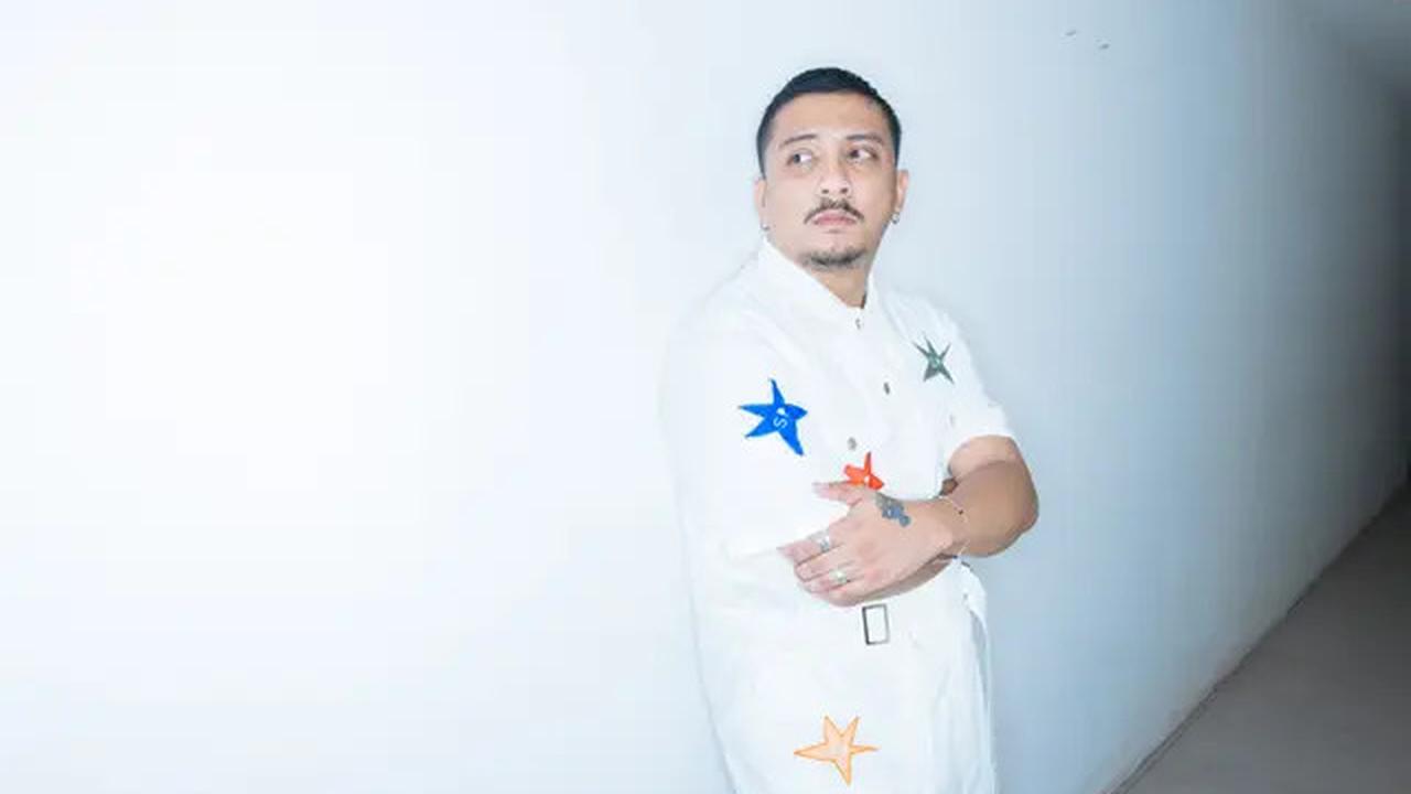 Sal Priadi Luncurkan Mini Album Zuzuzaza dengan Gaya Baru