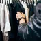 Cara Menata Lemari Pakaian dengan Sistem Warna dan Kategori untuk Efisiensi Optimal