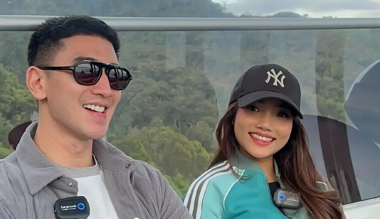 Verrell Bramasta memang memiliki jadwal pekerjaan di Malaysia, namun ia tetap meluangkan waktu untuk bertemu Fuji. Kesempatan ini dimanfaatkan mereka untuk menjelajahi Genting Highlands, salah satu tempat favorit Verrell saat berkunjung ke Negeri Jiran. Momen menggemaskan pun terjadi saat mereka menaiki gondola bersama. (Liputan6.com/Tiktok/@mybramastavrl)