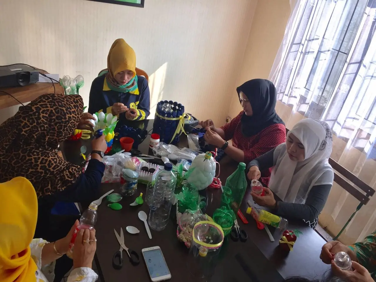 Pengolahan botol plastik di Cianjur, Jawa Barat. (Liputan6.com/Devira Prastiwi)