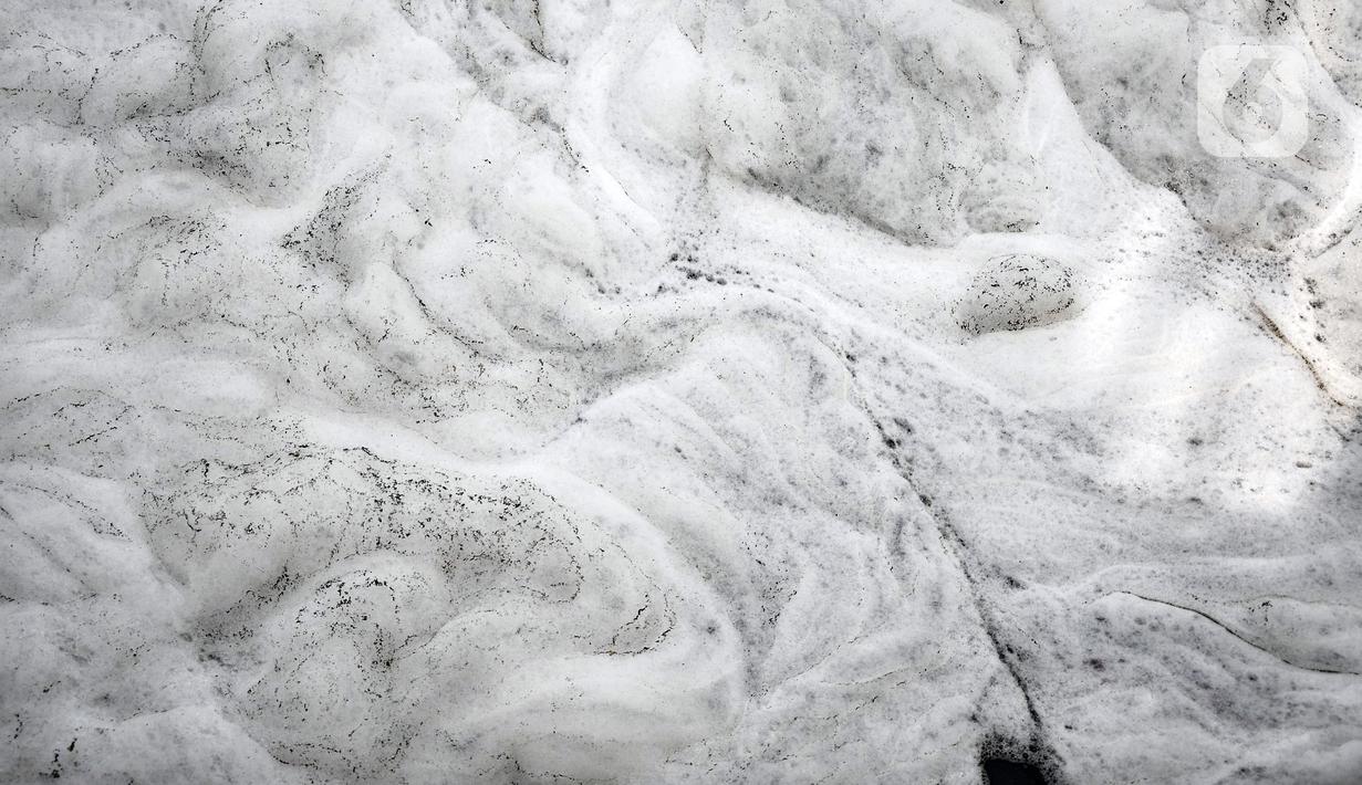 Kondisi limbah busa yang mencemari Kali Ancol, Jakarta Utara, Rabu (16/3/2022). Munculnya busa tersebut diduga berasal dari limbah rumah tangga dan industri akibat belum efektifnya Instalasi Pengolahan Air Limbah (IPAL). (merdeka.com/Iqbal S. Nugroho)