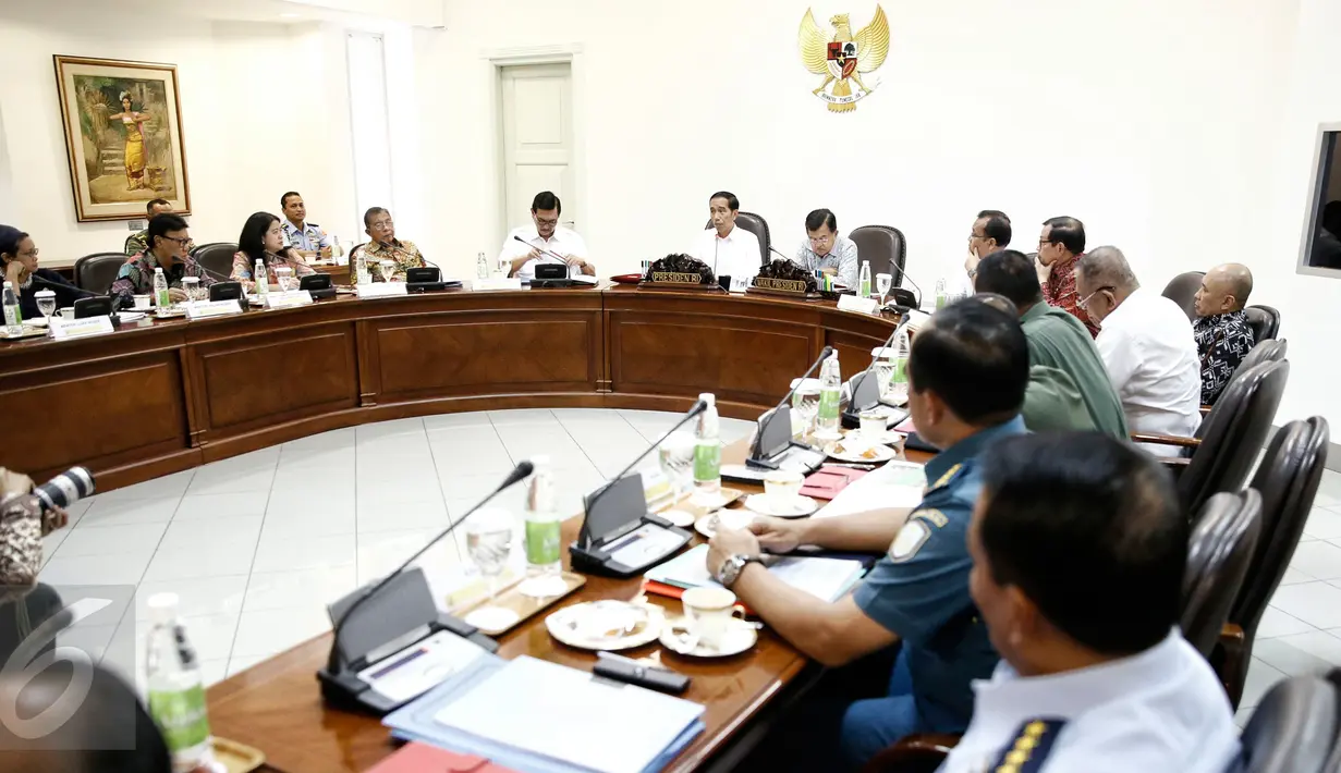 Presiden Joko Widodo (kiri), bersama Wakil Presiden Jusuf Kalla memimpin rapat terbatas di Kantor Presiden, Jakarta, Selasa (23/2). Dalam ratas tersebut membahas Pembangunan Kekuatan Tentara Nasional Indonesia (TNI). (Liputan6.com/Faizal Fanani)