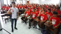 Gerry Salim berbagi pengalaman kepada para siswa SMK 2 Pasundan Bandung. (dok. HDC 2019)