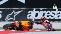 Pebalap Repsol Honda, Marc Marquez, saat terjatuh pada MotoGP Argentina 2015. (Crash)