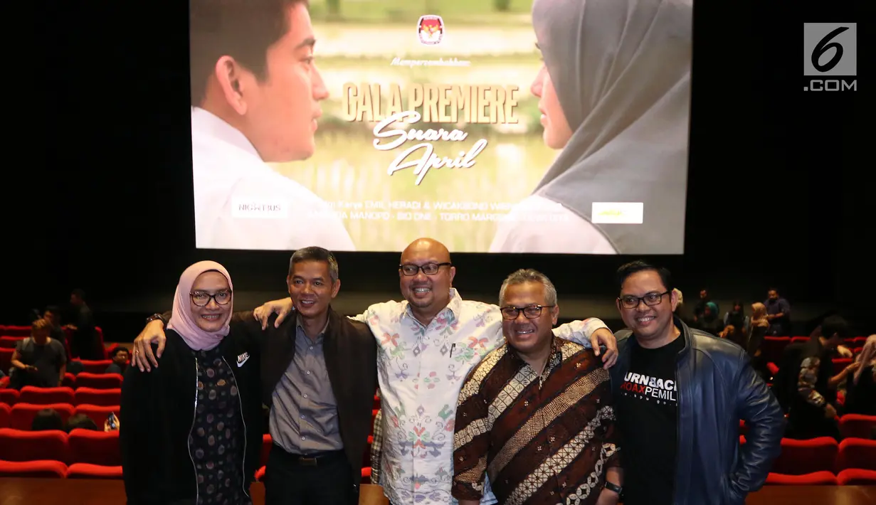 Ketua KPU Arief Budiman (kedua kanan) bersama dengan anggota KPU, Ilham Saputra,Wahyu Setiawan, Evi Novida Ginting Manik dan Viryan berfoto sebelum nobar film perdana, Suara April di Jakarta, Jumat (15/3). (Liputan6.com/Johan Tallo)