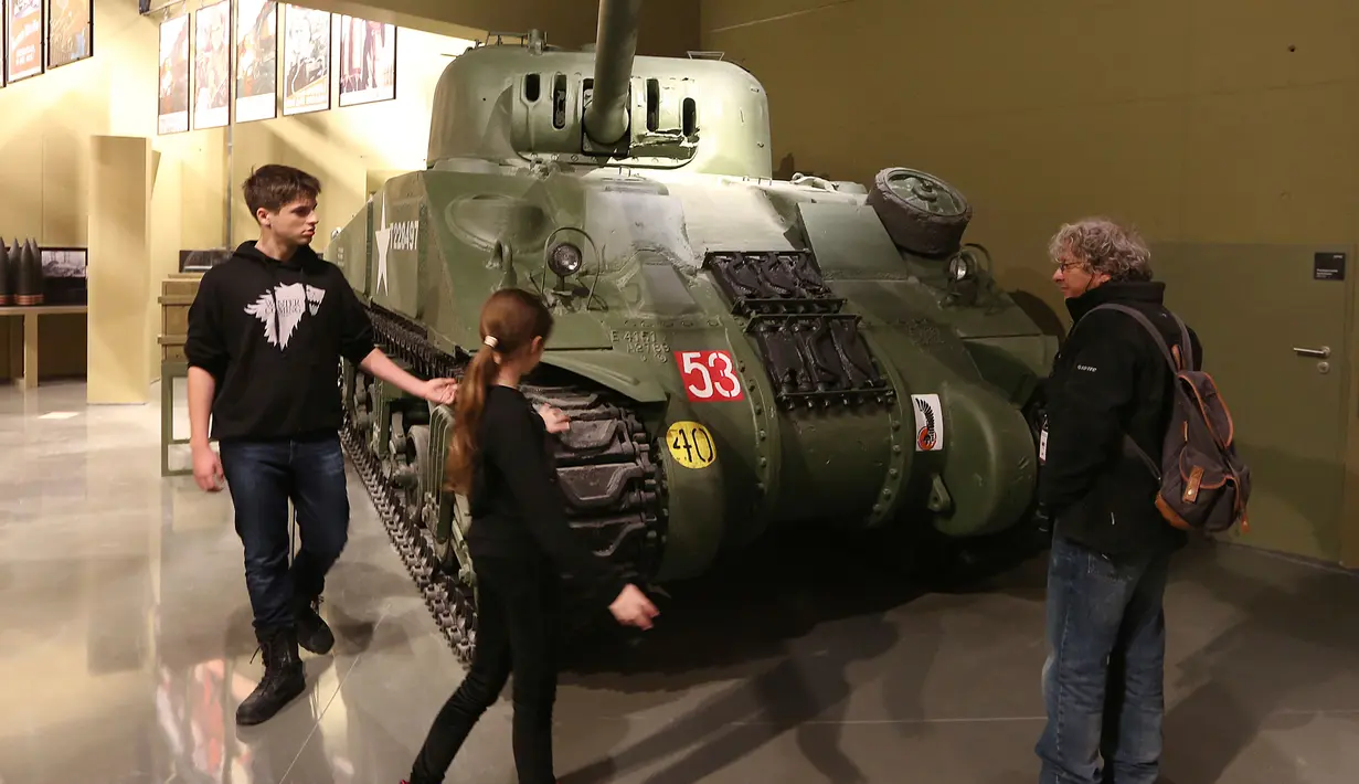 Pengunjung melihat tank Perang Dunia 2 dalam pameran di Museum Perang Dunia 2 di Gdansk, Polandia, (23/1). Museum ini satu-satunya yang merekam sejarah Polandia saat Perang Dunia II. (AP/Czarek Sokolowski)