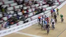 Sejumlah pebalap sepeda berkompetisi pada nomor omnium point race putri UCI Track Nations Cup 2023 di Jakarta International Velodrome, Rawamangun, Jakarta, Minggu (26/02/2023). (Bola.com/Bagaskara Lazuardi)