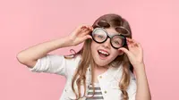 Haruskah Orangtua panik saat anak tiba-tiba memakai kacamata orangtuanya? (Ilustrasi/iStockphoto)
