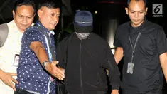 Ketua Umum PPP Romahurmuziy atau Romi tiba dengan pengawalan ketat di Gedung KPK, Jakarta, Jumar (15/3). Romi terciduk bersama 4 orang di Sidoarjo dalam OTT KPK terkait dugaan pengisian jabatan  di Kementerian Agama. (Liputan6.com/Helmi Fithriansyah)
