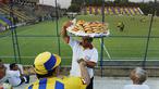 Pedagang kue tradisional khas Paraguay bernama Chipa menjajakan dagangan dengan bebas di stadion kandang Deportivo Capiata. (AP Photo/Jorge Saenz) 