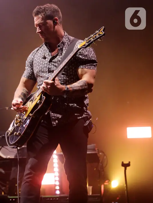 Gitaris grup band One Republic Zach Filkins saat tampil pada Woke Up Fest 2023 di Istora Senayan, Jakarta, 25 Februari 2023. Band beraliran pop rock asal Amerika Serikat tersebut tampil memukau dengan membawakan sejumlah lagu di antaranya Secrets dan Good Life dari album Waking Up. (Kapanlagi.com/Bambang E. Ros)