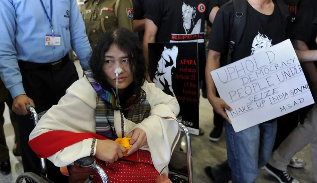 Irom Sharmila akhirnya keluar dari rumah sakit Jawaharlal Nehru Institute of Medical Sciences, (20/8/14). (AFP PHOTO/SAJJAD HUSSAIN/FILES)
