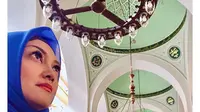 Bella Saphira mengenakan busana serba biru saat berada di Masjid Dua Kiblat ketika umrah (Dok.Instagram/@bellasaphiraofficial/https://www.instagram.com/p/B8TQ0-Wn009/Komarudin)