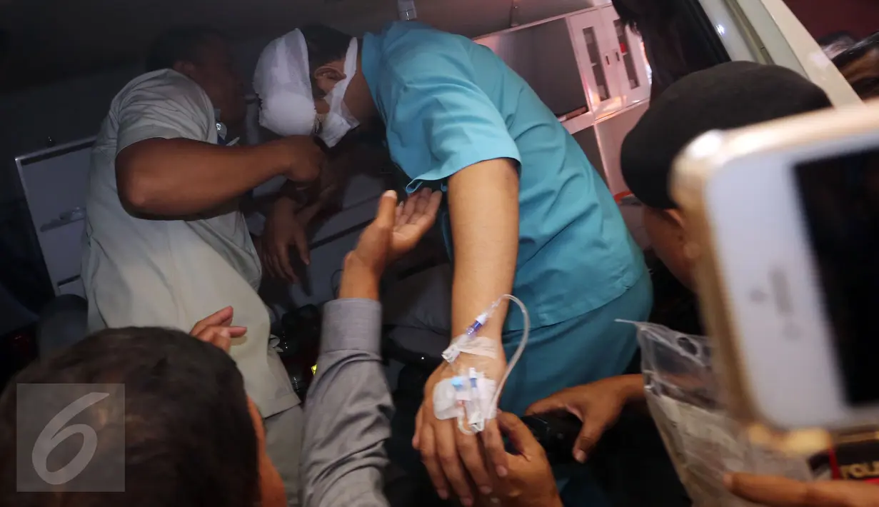 Penyidik KPK, Novel Baswedan menaiki ambulan di lobi Rumah Sakit Mitra Keluarga Kelapa Gading, Jakarta, Selasa (11/4). Novel yang menjadi korban penyiraman air keras, dipindahkan ke rumah sakit mata Jakarta Eye Center (JEC). (Liputan6.com/Johan Tallo)
