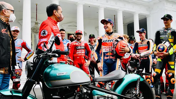 Foto: Dijamu Wedang Jahe di Istana Merdeka, Presiden Jokowi Yakinkan Para Pembalap Sirkuit Mandalika Siap Gelar MotoGP 2022