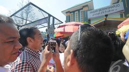 Sebelum menggelar makan siang bersama Sultan, Jokowi 'blusukan' menyapa warga di Pasar Beringharjo, Yogayakrta, Senin (2/6/2014) (Liputan6.com/Herman Zakharia).