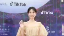 Park Eun Bin memancarkan aura elegan dibalut off shoulder dress beraksen payet nuansa emas. [Foto: Twitter/theseoulstory].