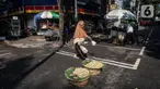 Warga beraktivitas di tengah Pemberlakuan pembatasan kegiatan masyarakat (PPKM) Level 4 di Jakarta, Minggu (1/8/2021). Menurut Gubernur DKI Jakarta Anies Baswedan menyebut kasus aktif Covid-19 turun di Jakarta. (Liputan6.com/Johan Tallo)