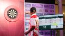 Pemain Darts, Haji Suwendi saat berkompetisi dalam turnamen Darts National Competition series 2 yang berlangsung di Sedayu City, Jakarta, Minggu (28/04/2024). Haji Suwendi kalah dari Tirta Suparjo dengan skor 1-3. (Bola.com/Revi Muzaki)