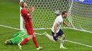 Di level timnas, Harry kane memegang rekor top skor Timnas Inggris dalam turnamen mayor, Piala Dunia dan Piala Eropa. Ia kembali mematahkan rekor Alan Shearer dengan mencetak total 10 gol. Itu terjadi saat Inggris menang 2-1 atas Denmark di semifinal Euro 2020, 7 Jui 2021. (AFP/Glyn Kirk)