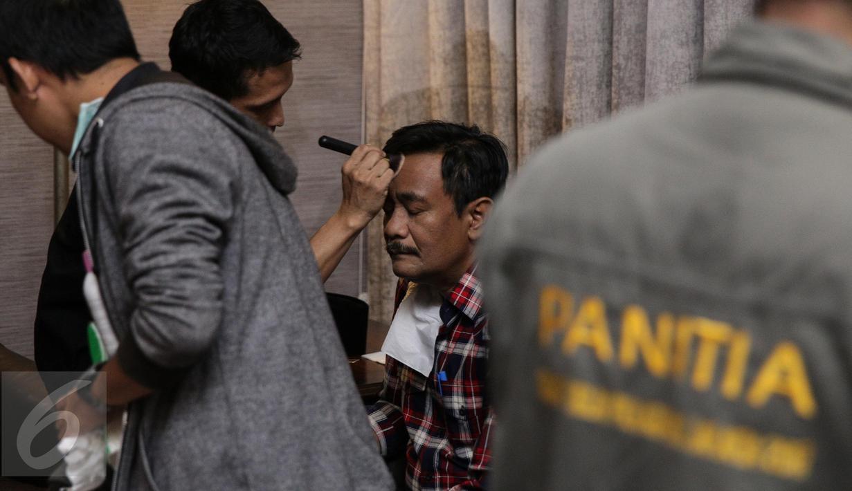 Calon Wakil Gubernur DKI Jakarta no 2, Djarot Saiful Hidayat saat dirias dibelakang panggung sebelum debat terakhir Pilgub DKI Jakarta di Hotel Bidakara, Jakarta, Rabu (12/4). (Liputan6.com/Faizal Fanani)