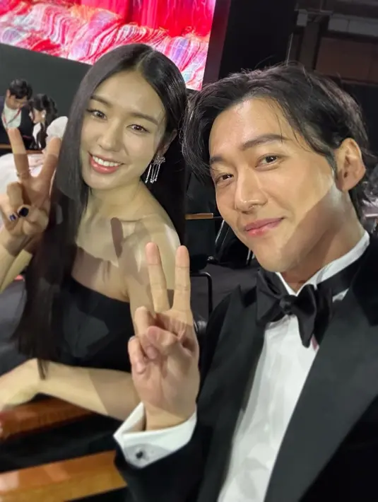 Penggemar My Dearest tentu sangat senang melihat kebersamaan Namgoong Min dengan Ahn Eun Jin. Sudah lama mereka tidak tampil dalam sati frame yang sama. (Foto: Instagram/ min_namkoong)