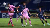 Pemain Persita Tangerang, Carlos Fortes (kanan) berusaha mencetak gol dibayangi oleh pemain Persita Tangerang, Adam Mitter saat laga pekan kesembilan BRI Liga 1 2021/2022 antara Arema FC melawan Persita Tangerang di Stadion Sultan Agung, Bantul, Rabu (27/10/2021). (Bola.com/Bagaskara Lazuardi)