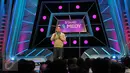 Salah satu peserta menunjukkan aksinya saat Standup Comedy Academy Indosiar, Jakarta, Senin (5/10/2015). Stand Up Comedy Academy Indosiar telah menemukan 24 comica yang akan bersaing mencari posisi pertama. (Liputan6.com/Faisal R Syam)